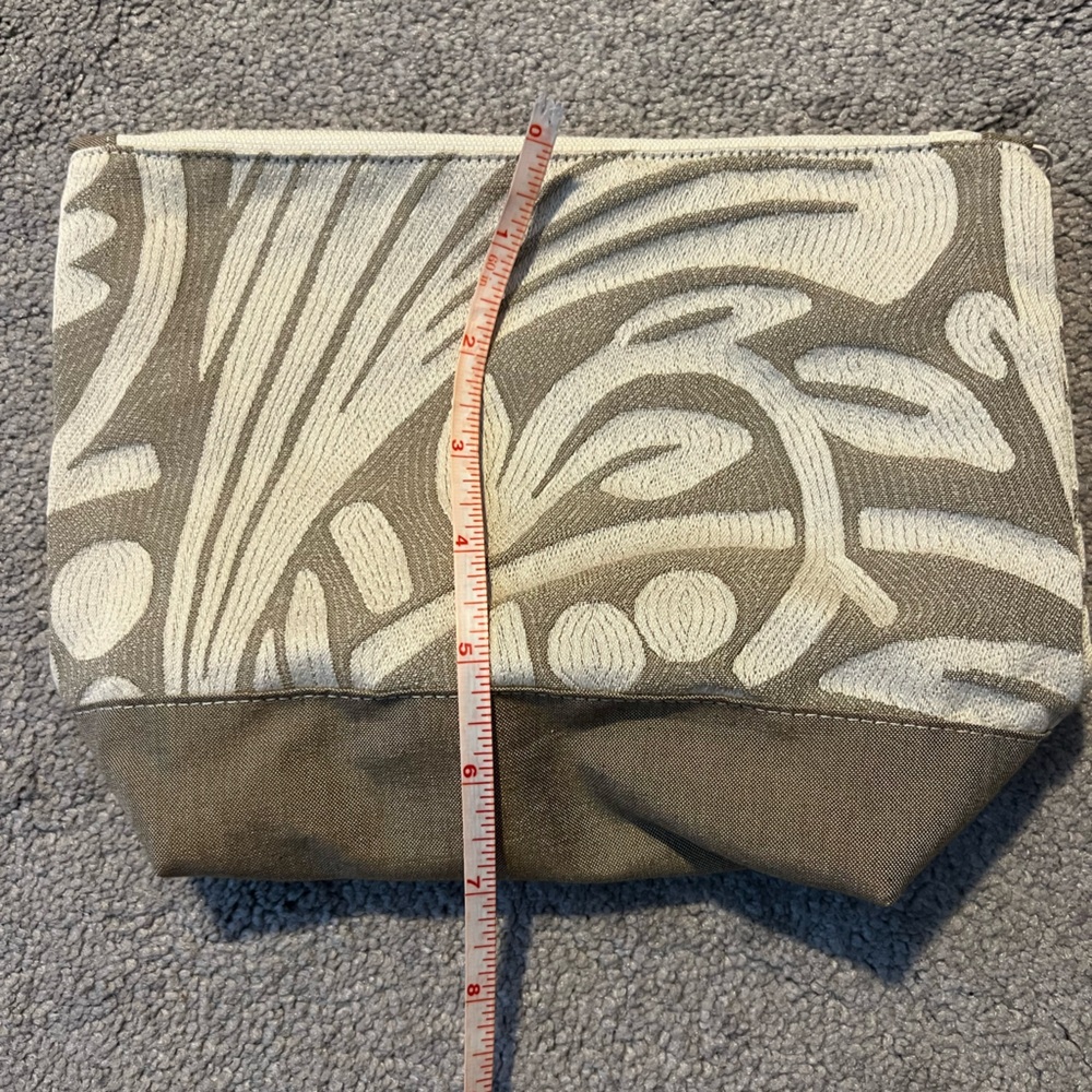 Elegant Beige and Cream Travel Bag - Picture 5 of 5